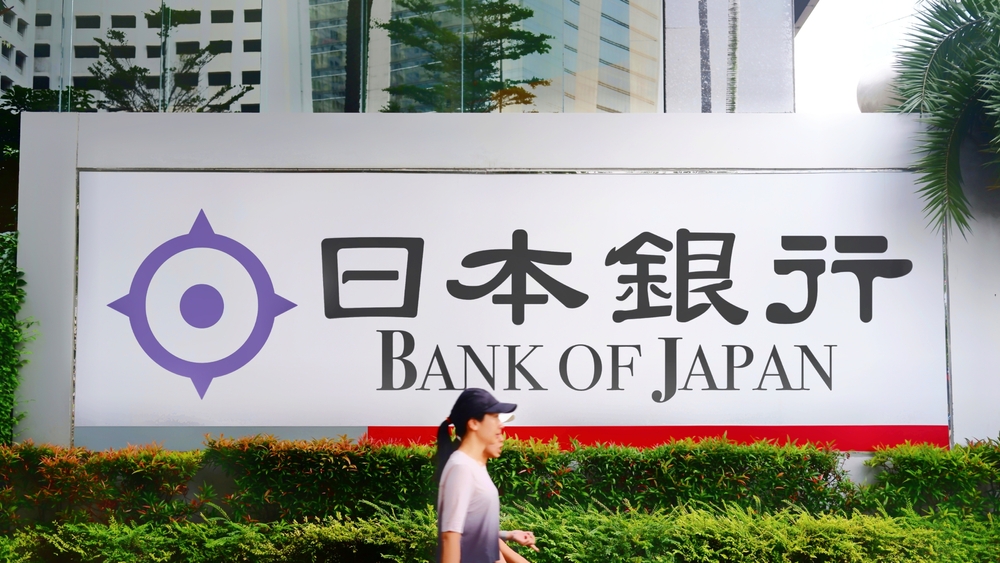 Una mujer que pasa frente al Banco de Japon