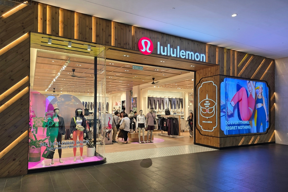 Tienda minorista Lululemon con elegante fachada de madera y gran seÃ±alizaciÃ³n digital