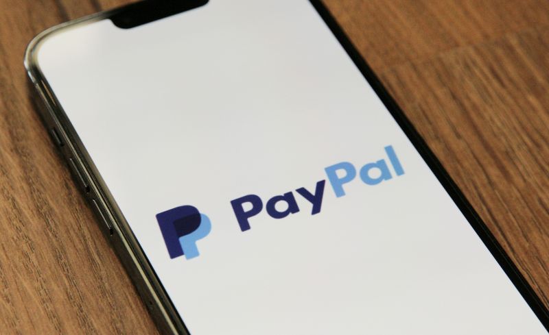 Imagen de un mÃ³vil con la interfaz de PayPal
