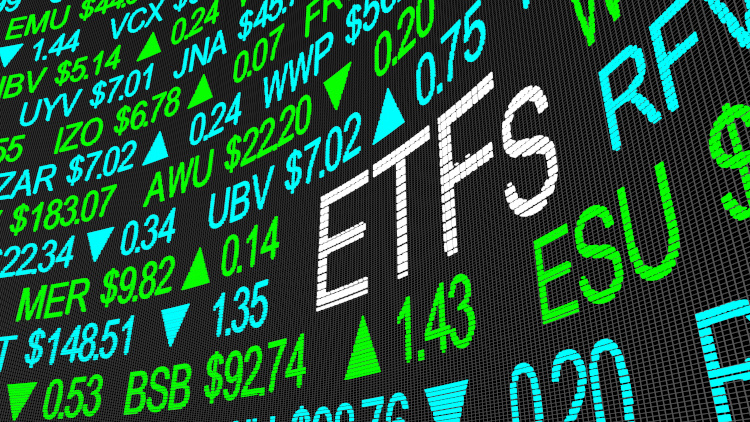 DigitÃ¡lnÃ­ burzovnÃ­ displej se zvÃ½raznÄnÃ½m nÃ¡pisem ETFS a rostoucÃ­mi cenami, coÅ¾ symbolizuje, jak ETF fondy vÄetnÄ dividendovÃ½ch ETF umoÅ¾ÅujÃ­ jednoduÅ¡e investovat do Å¡irokÃ©ho portfolia akciÃ­.