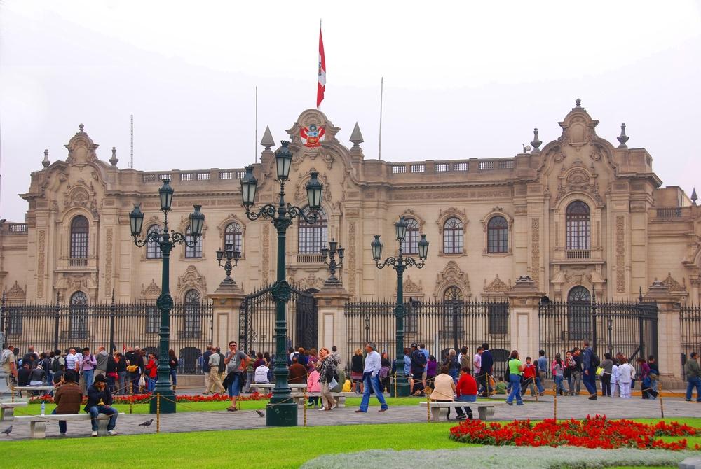 Palacio de gobierno con guardias en la Plaza de Armas de Lima Peru