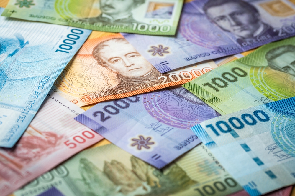 Dinero chileno esparcido en la mesa