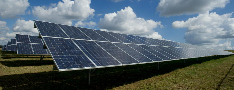 Imagen de placas solares en un artÃ­culo sobre las acciones de Acciona EnergÃ­a