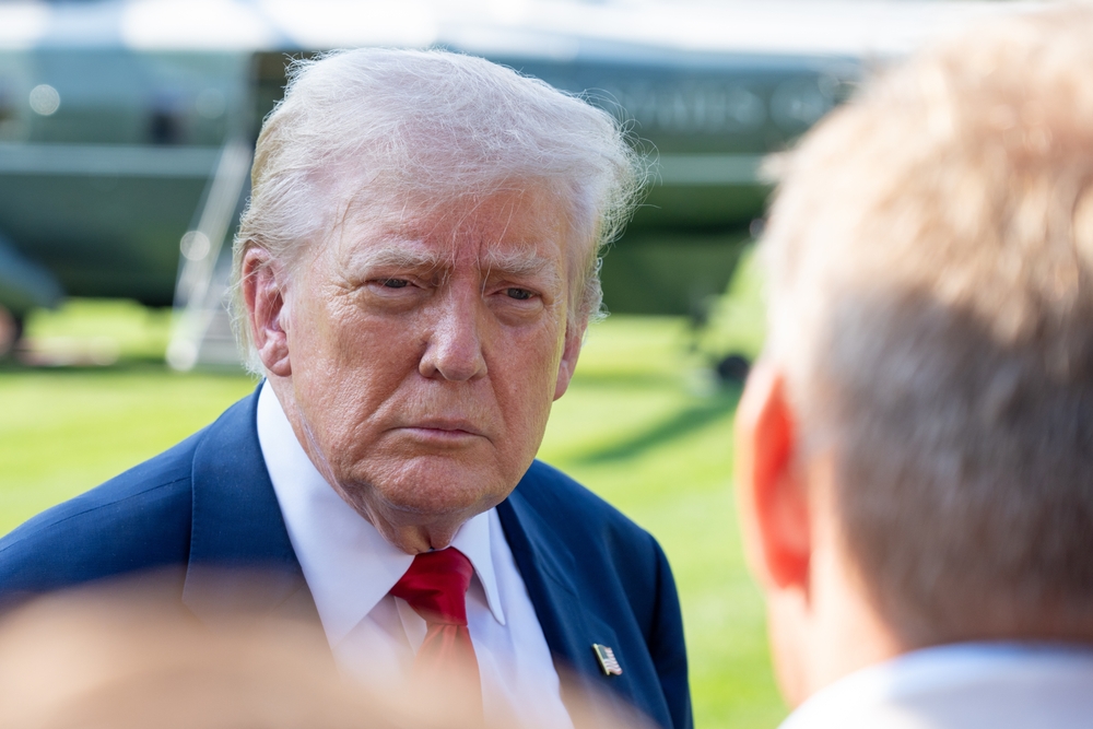 El presidente Donald Trump habla con los medios antes de abordar el Marine 1 en ruta a Escocia