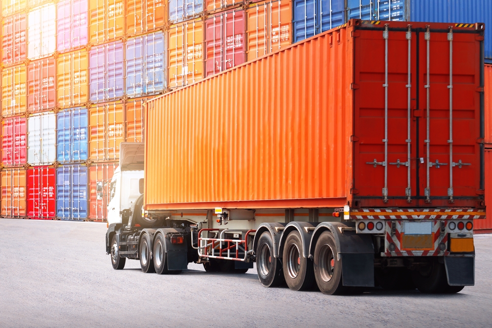 Camiones de semi Avance en el puerto de Warehouse