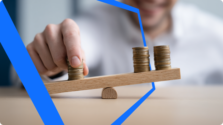 Seorang pria dengan terampil menyeimbangkan tumpukan koin pada timbangan kayu, menunjukkan ketelitian dan fokus.