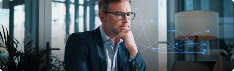 Tangan melempar tiga dadu di udara, simbol risiko, probabilitas, dan ketidakpastian dalam pengambilan keputusan atau investasi