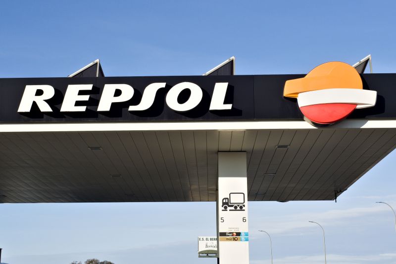 Imagen de una gasolinera de Repsol