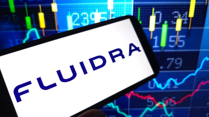 Imagen de un mÃ³vil donde se ve el logo de Fluidra