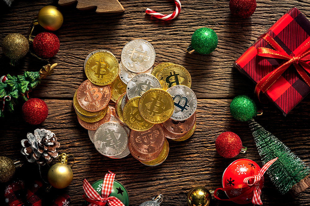 criptodivisa concepto de tecnologÃ­i de financiacion de negocios Cryptocurrency Bitcoin sobre la mesa de madera con artÃ­culos de navidad 