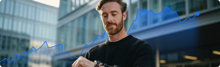 Homem ao ar livre olhando para o relÃ³gio com uma linha de mercado em alta atrÃ¡s dele, indicando estratÃ©gias de timing em negociaÃ§Ãµes e investimentos.