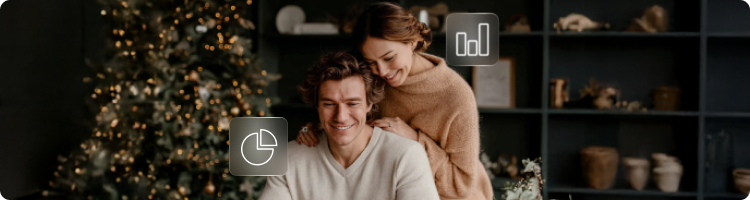 MÄÅ¼czyzna siedzÄcy przy laptopie z kobietÄ, ktÃ³ra obejmuje go od tyÅu na tle ÅwiÄtecznych dekoracji