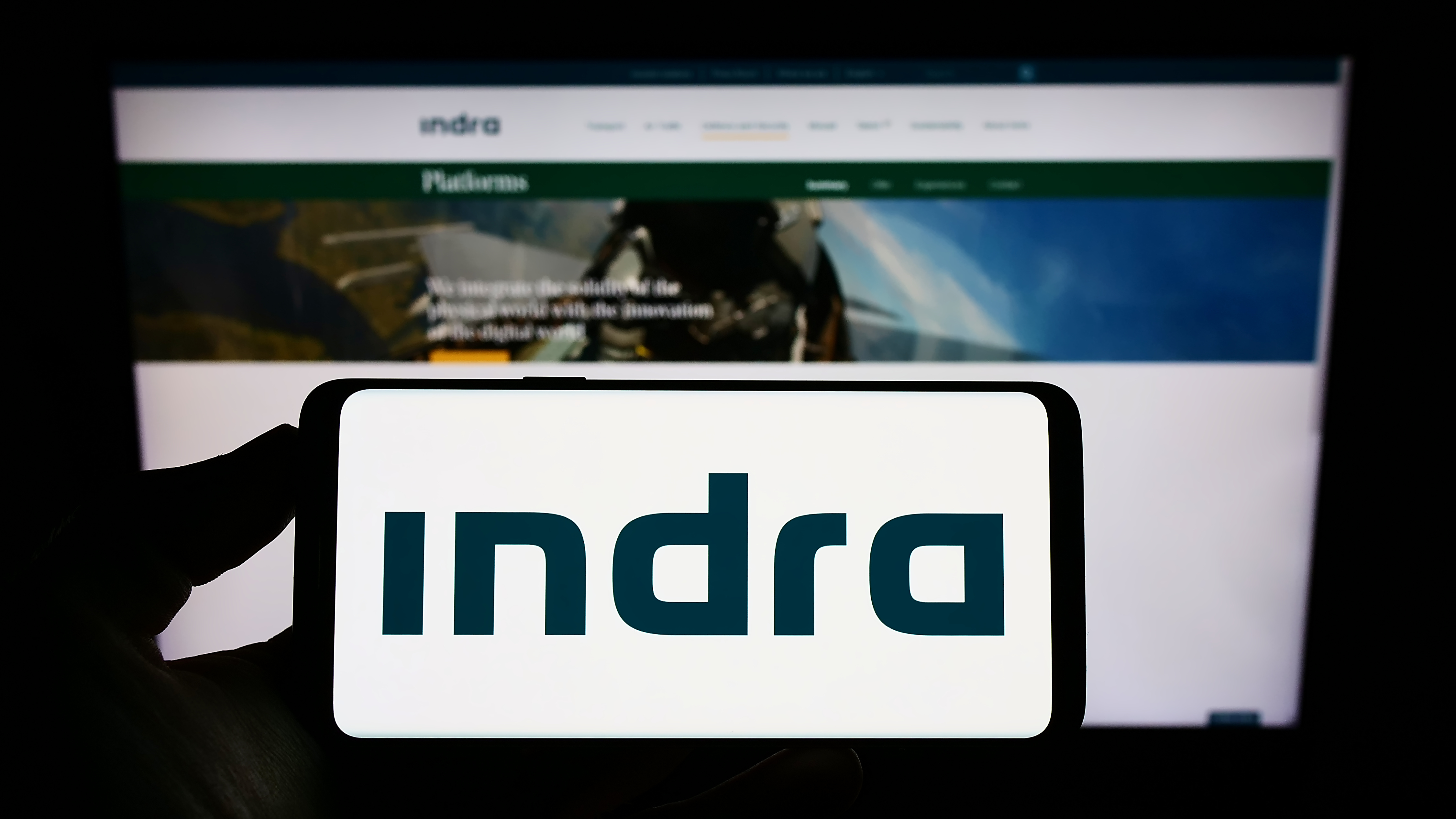 Imagen de un mÃ³vil con el logo de Indra