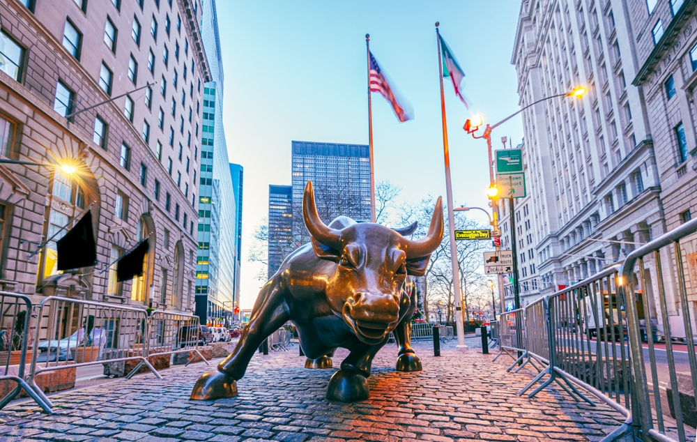 Vista de la estatua de bronce Charging Bull
