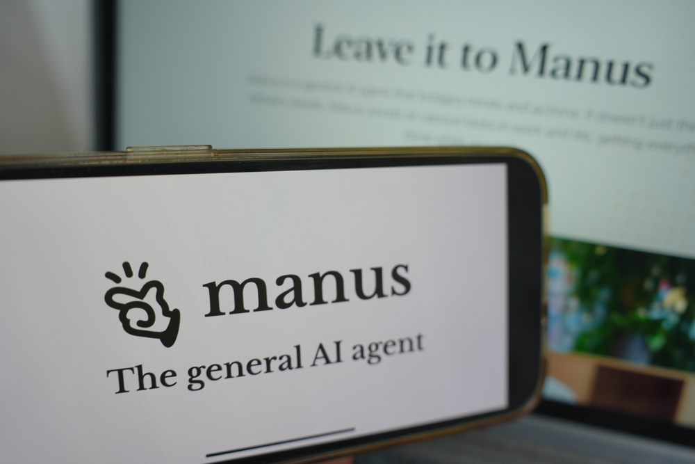 Un telefono movil que muestra el logotipo de Manus AI, una empresa de agentes de inteligencia artificial, con el sitio web de fondo.