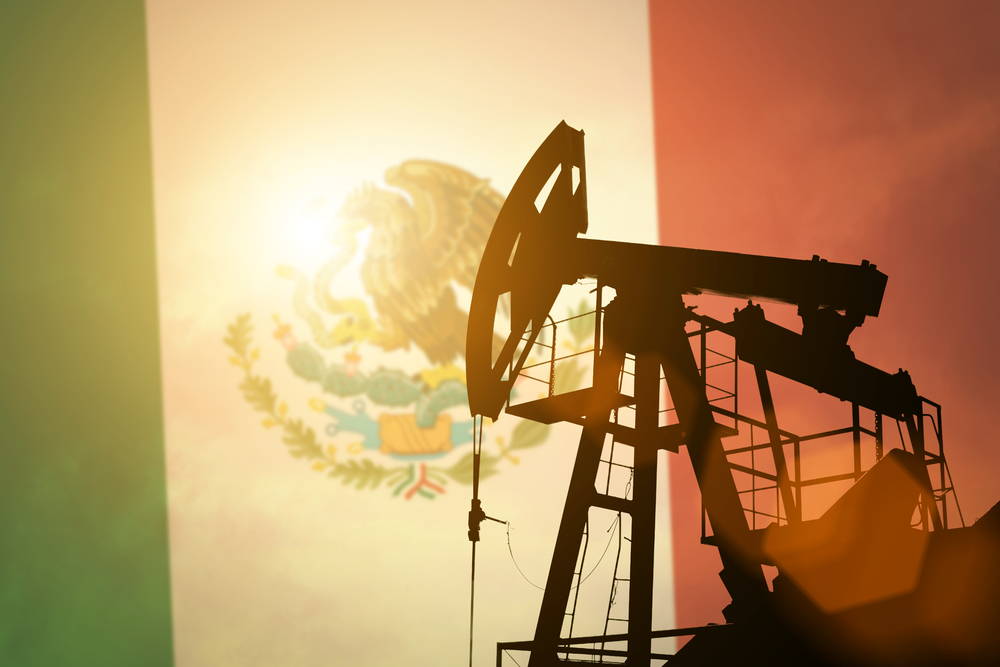 Bomba de petroleo al fondo de la bandera de Mexico