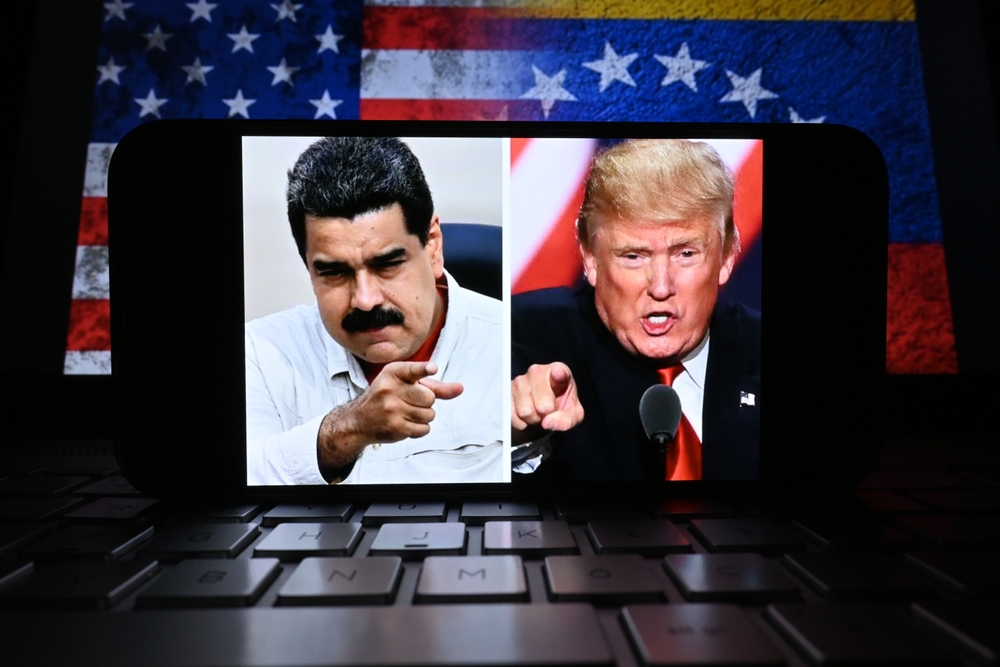 Imagen conceptual que muestra al presidente de Estados Unidos, Donald Trump, y al presidente venezolano, Nicolas Maduro, en una pantalla de telefono