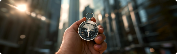  Tangan memegang kompas dengan latar belakang kota modern, melambangkan arah strategis bagi investor dalam menghadapi resesi.