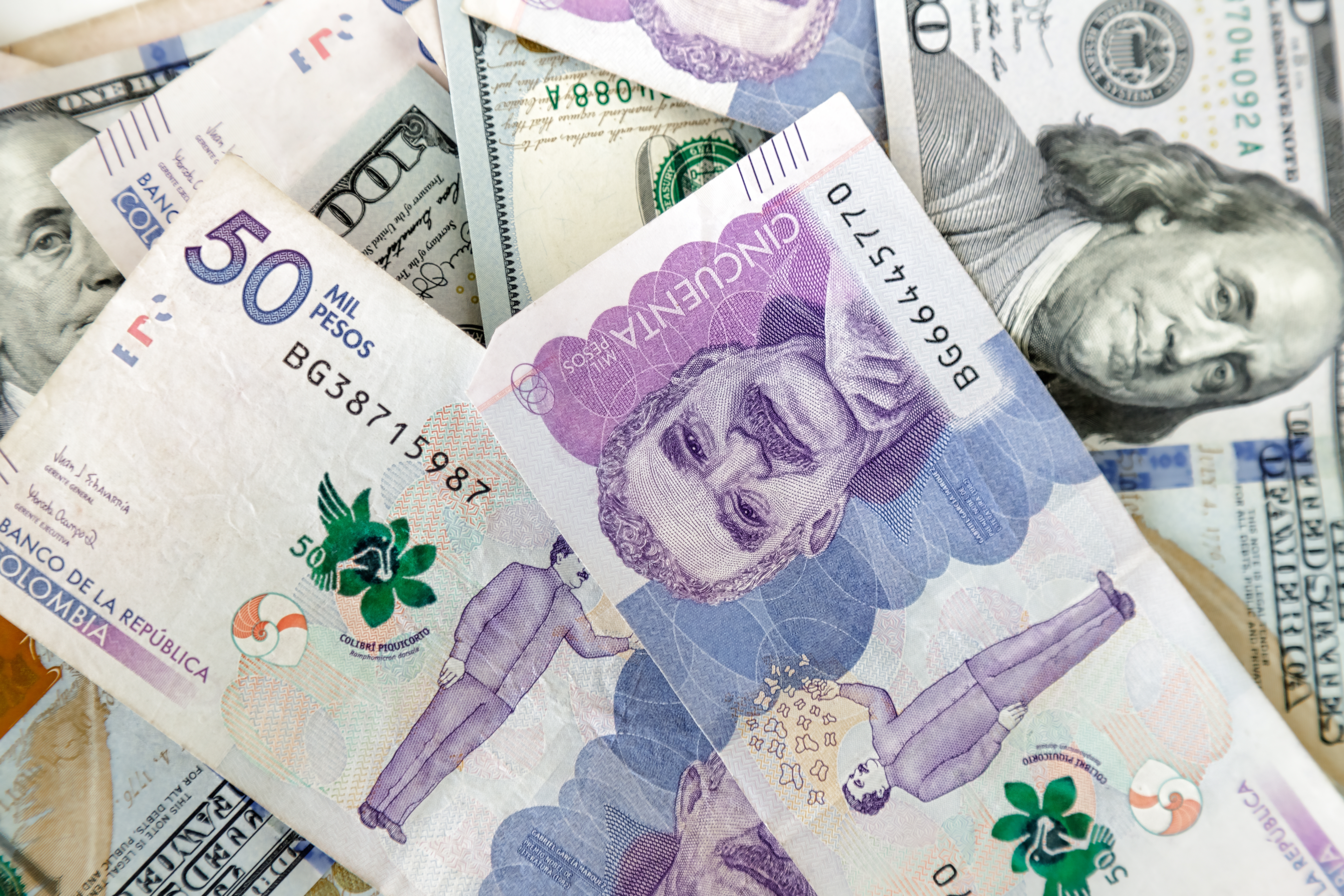 Cierre de cuentas de $50 mil pesos colombianos y billetes de $100