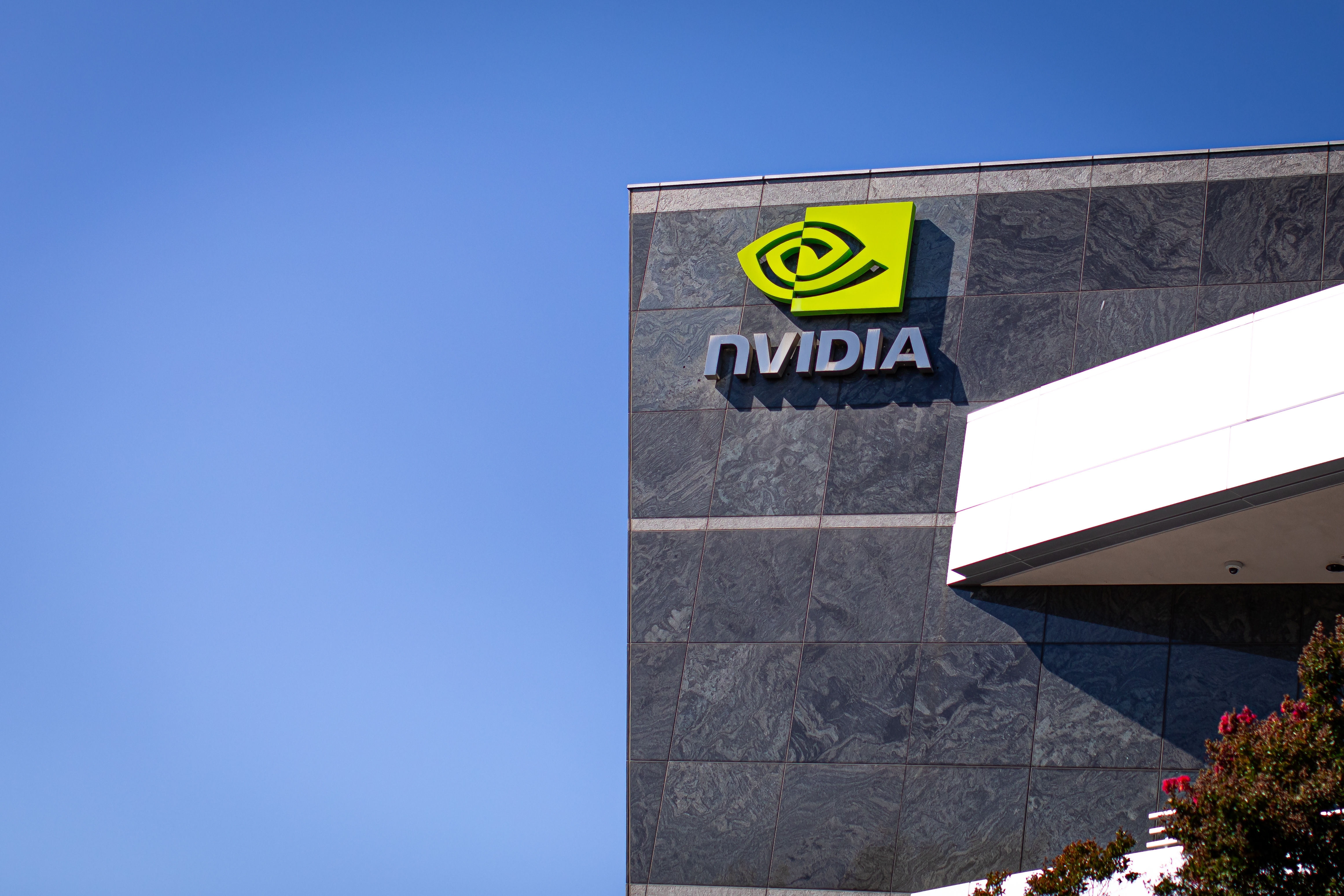 Santa Clara, CA US - 28 de septiembre de 2025: logotipo y letrero de NVIDIA en uno de sus edificios centrales en Santa Clara, California, reconocido por desarrollar unidades de procesamiento grÃ¡fico y chips