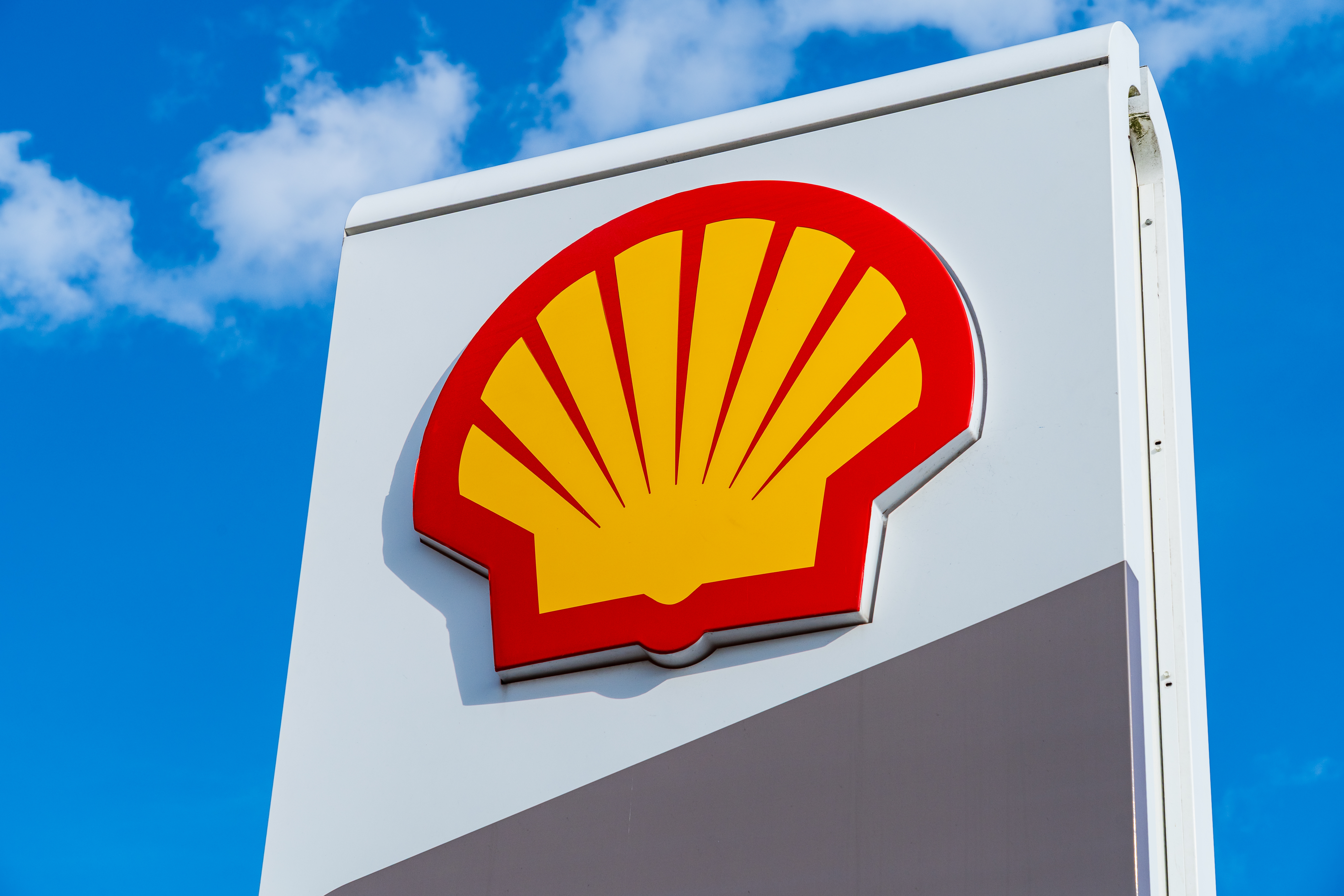 Wolverhampton, Reino Unido - 13 de agosto de 2025: Letrero externo de Shell PLC, una compaÃ±Ã­a multinacional britÃ¡nica de petrÃ³leo y gas en una estaciÃ³n de servicio de combustible