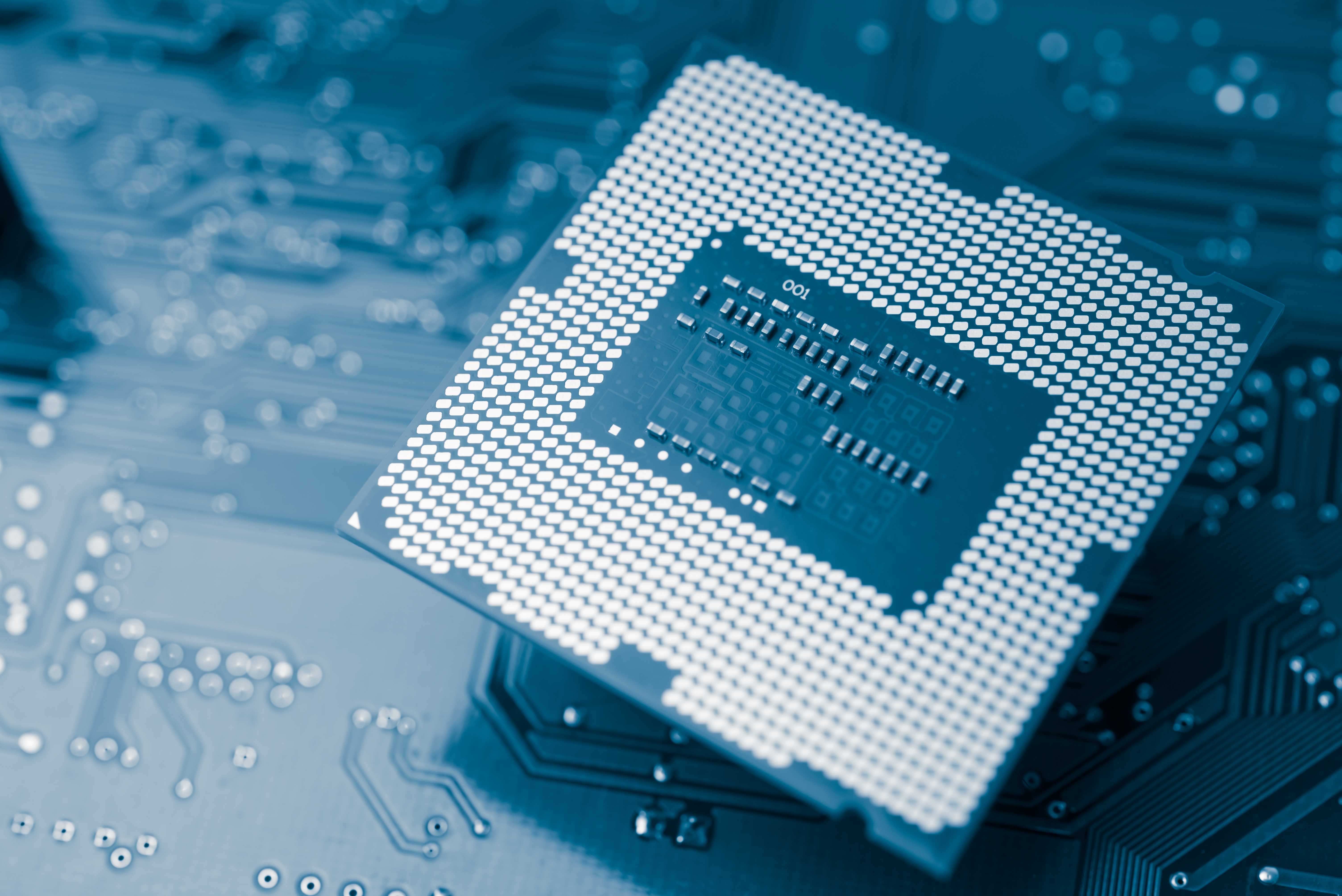 Computadora de CPU (unidad de procesamiento central) en el fondo de la placa de circuito. Guerra de chips de EE. UU. contra China o guerra tecnolÃ³gica, concepto de competencia industrial de semiconductores. EE.UU. restringe y controla la exportaciÃ³n de chips a China.