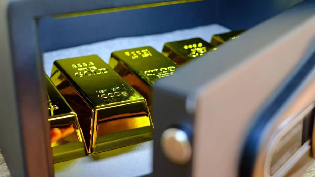 Barras de ouro em cofre a simbolizar uma das estratÃ©gias defensivas para proteger o portfÃ³lio em perÃ­odos de incerteza