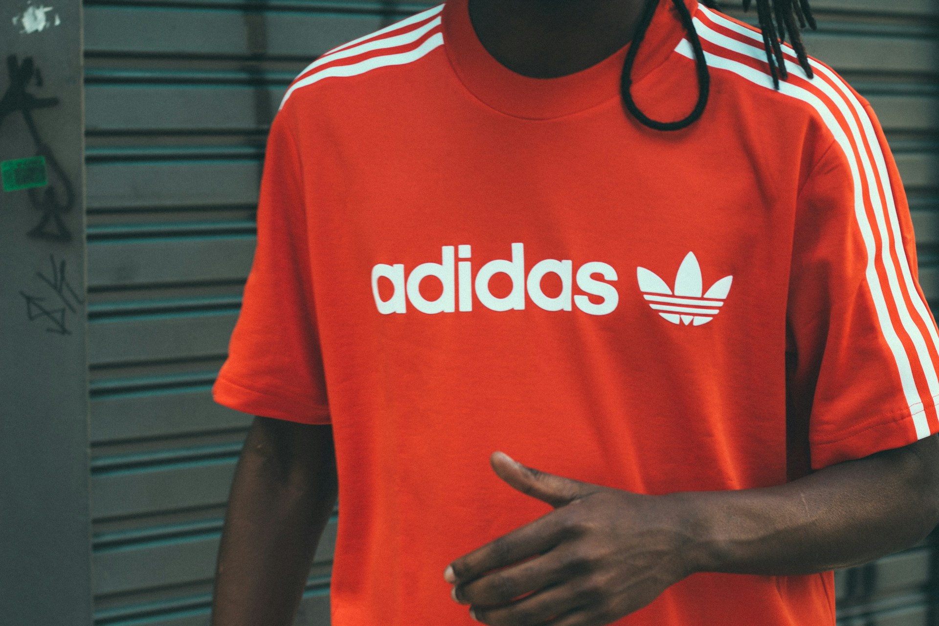 Homem a vestir camisa da Adidas, uma das empresas que faz parte do DAX40