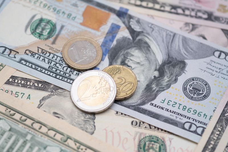 Imagen de dÃ³lares y euros