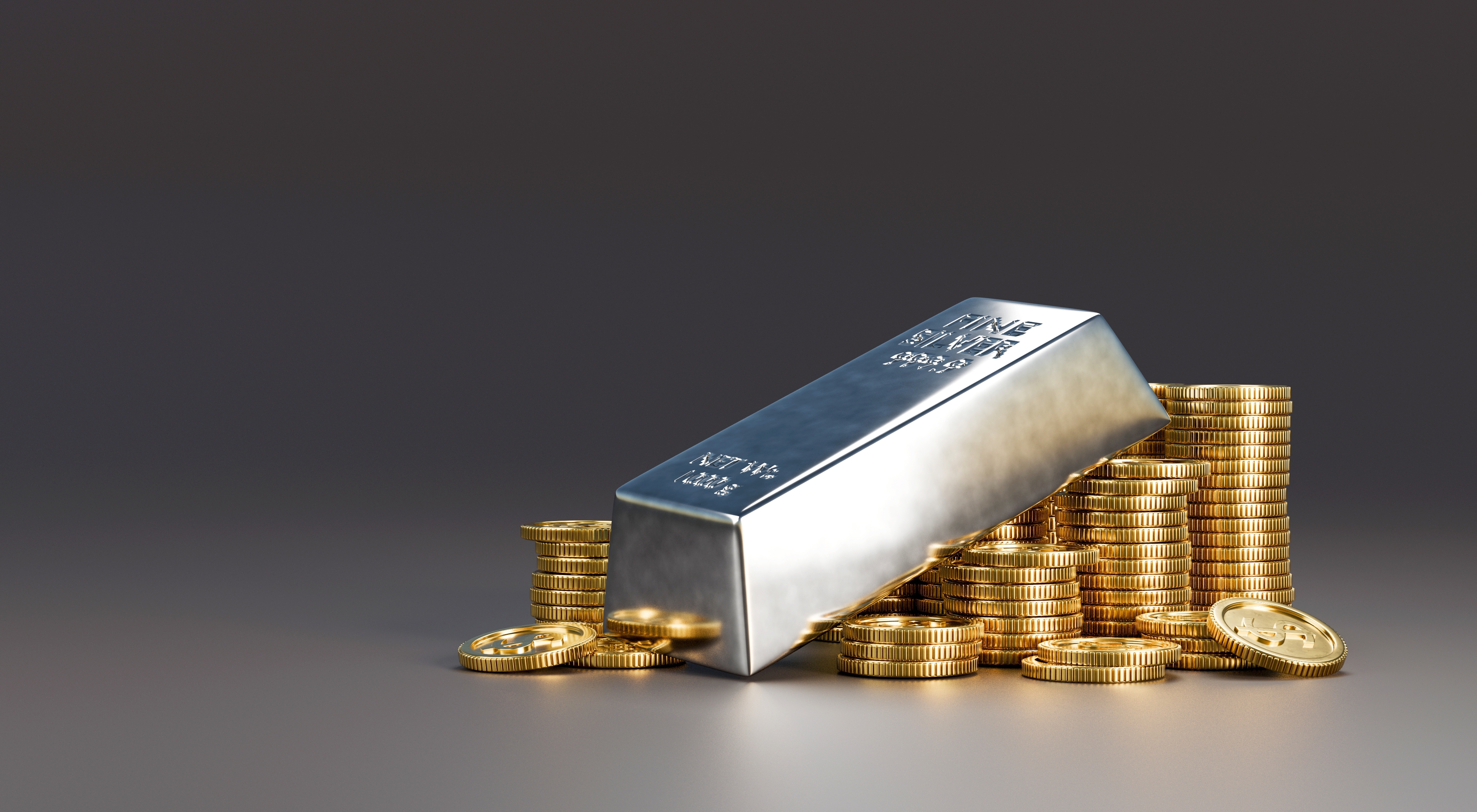 Concepto de riqueza e inversiÃ³n. Una barra de plata descansa sobre pilas de monedas de oro brillantes, que simbolizan el crecimiento financiero y la estabilidad. Perfecto para el comercio de oro y plata, la banca y las empresas de inversiÃ³n.