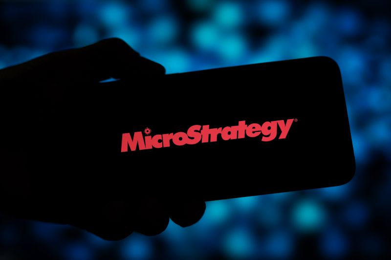 Imagen de mÃ³vil donde se ve el logo de MicroStrategy