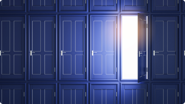 Pintu biru yang diterangi cahaya hangat yang menembus, menciptakan suasana yang ramah dan mengundang, melambangkan peluang baru.