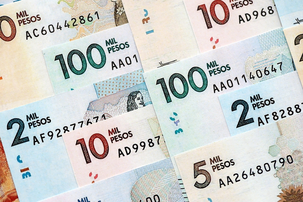 Pila de billetes colombianos