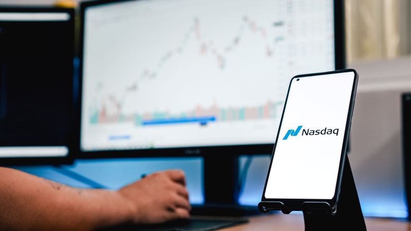 Imagen de un ordenador en el que se lee Nasdaq 100