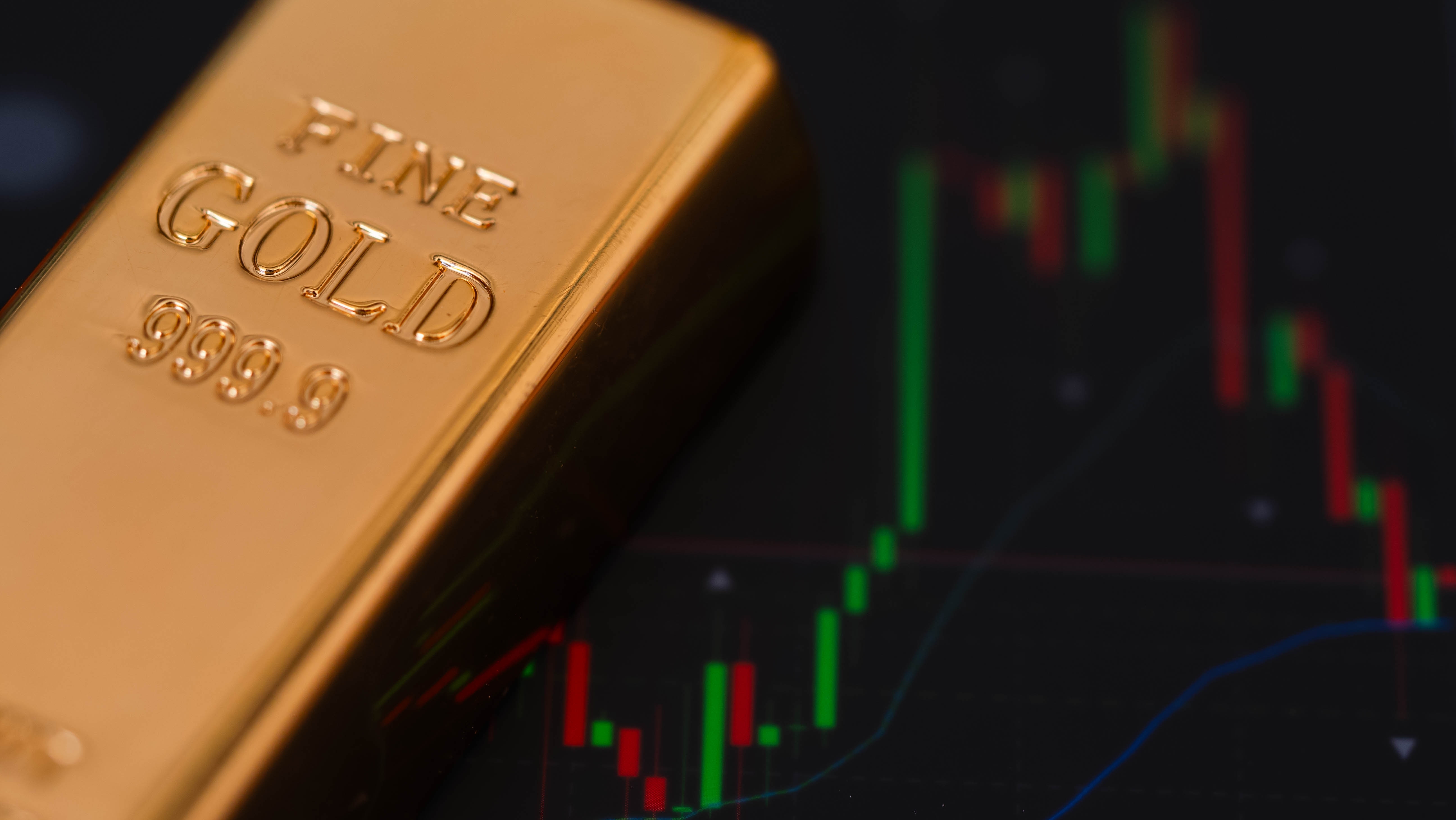 las barras de oro se colocan en el telÃ©fono que abre la carta de candelabros. El concepto de fluctuaciones en los precios del oro.