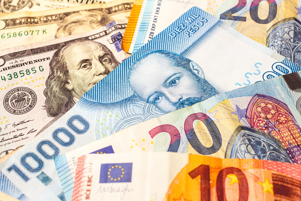 Nota de dolares y peso chileno