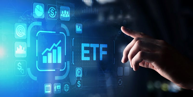 Imagen de un inversor tocando una pantalla en la que se lee ETF en un artÃ­culo sobre ETFs monetarios