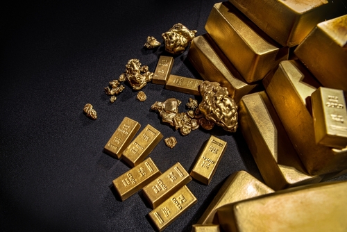 Lingotes de oro de banco y pepitas de oro