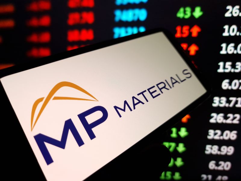 Imagen de un mÃ³vil con el logo de MP Materials