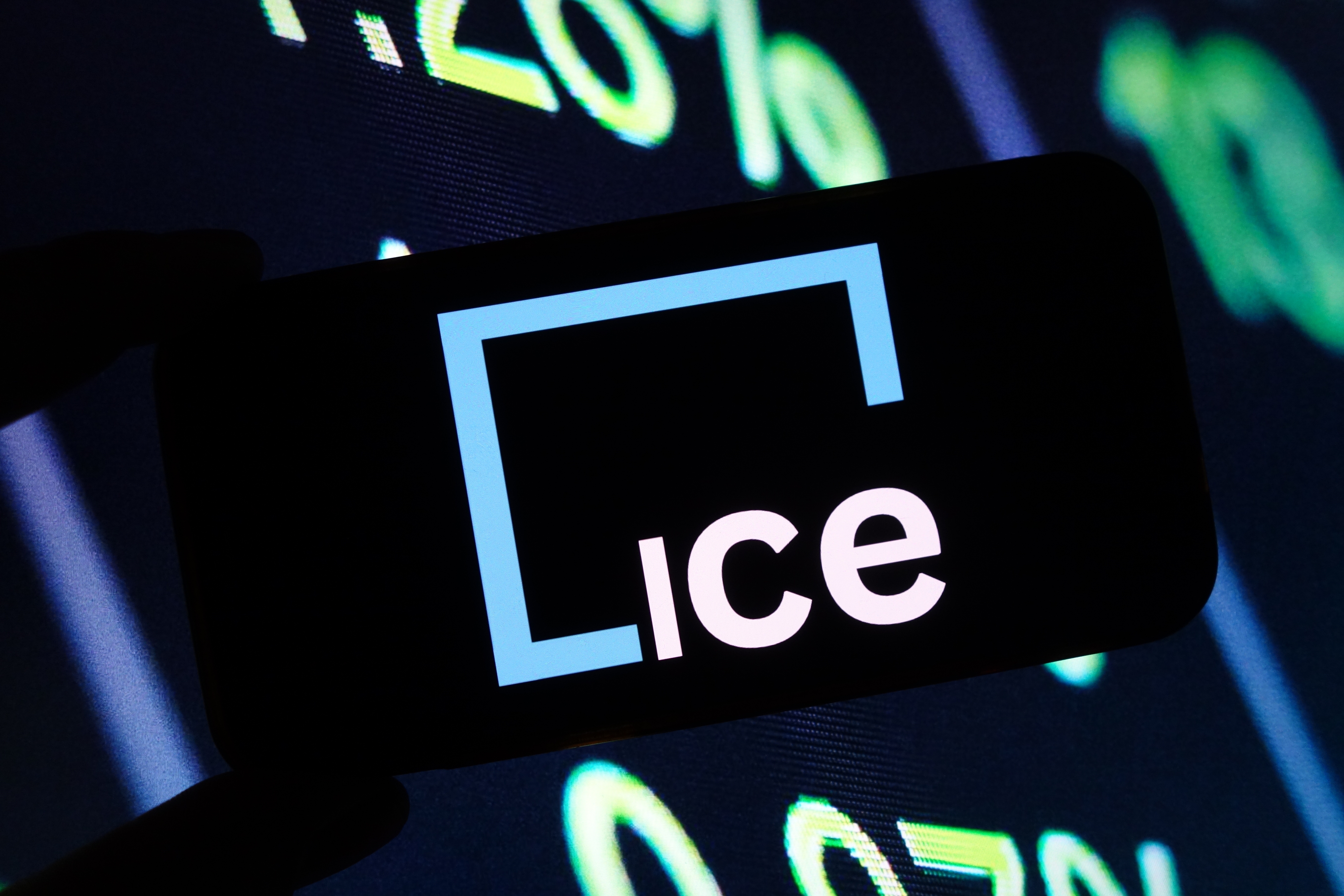 Konskie, Polonia - 24 de noviembre de 2024: Logo de la empresa Intercontinental Exchange en el telÃ©fono mÃ³vil