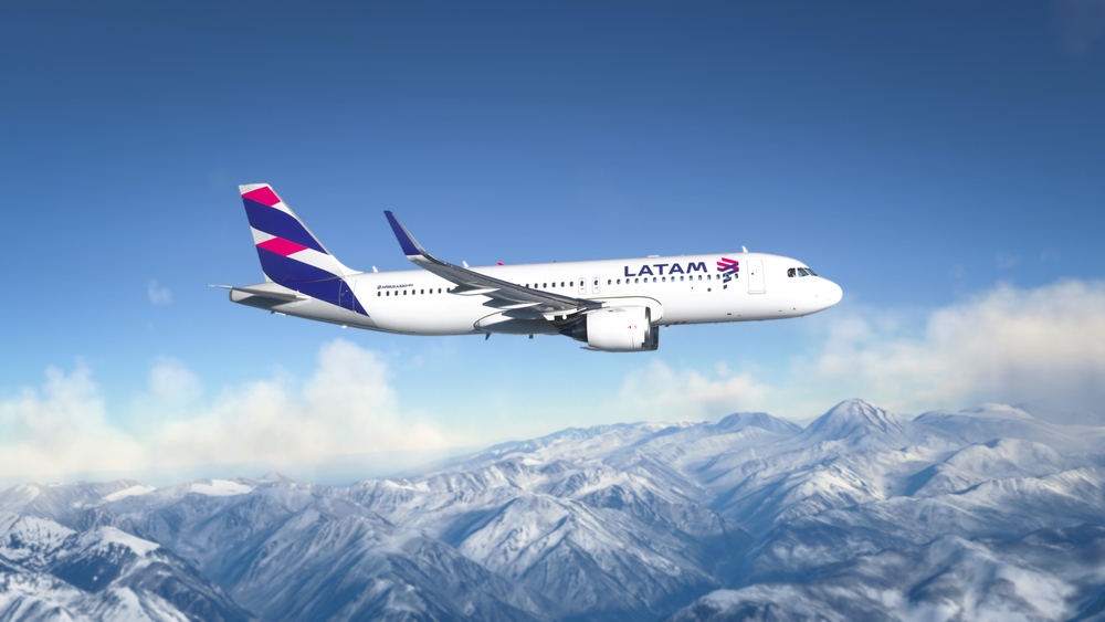 AirBus a320 LATAM sobrevolando las montaÃ±as Andes