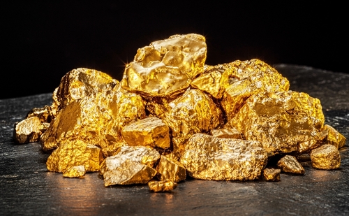 Nuggets de oro sobre fondo de piedra negra