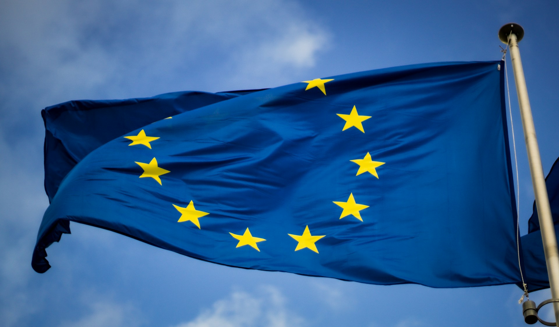 Bandeira da UniÃ£o Europeia a voar com cÃ©u azul ao fundo