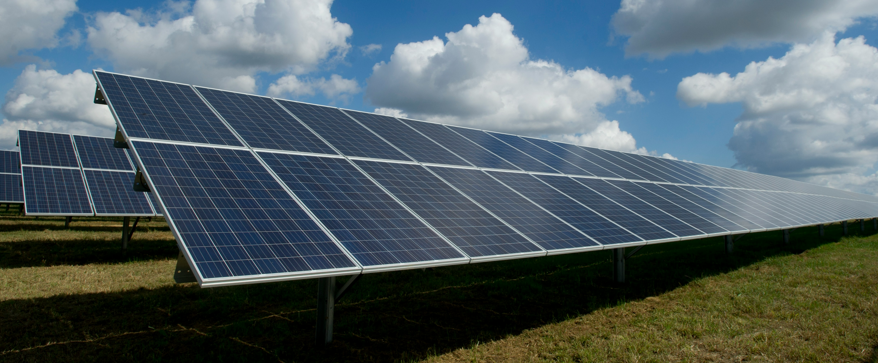Imagen de placas solares en un artÃ­culo sobre las caÃ­das de las acciones de Acciona