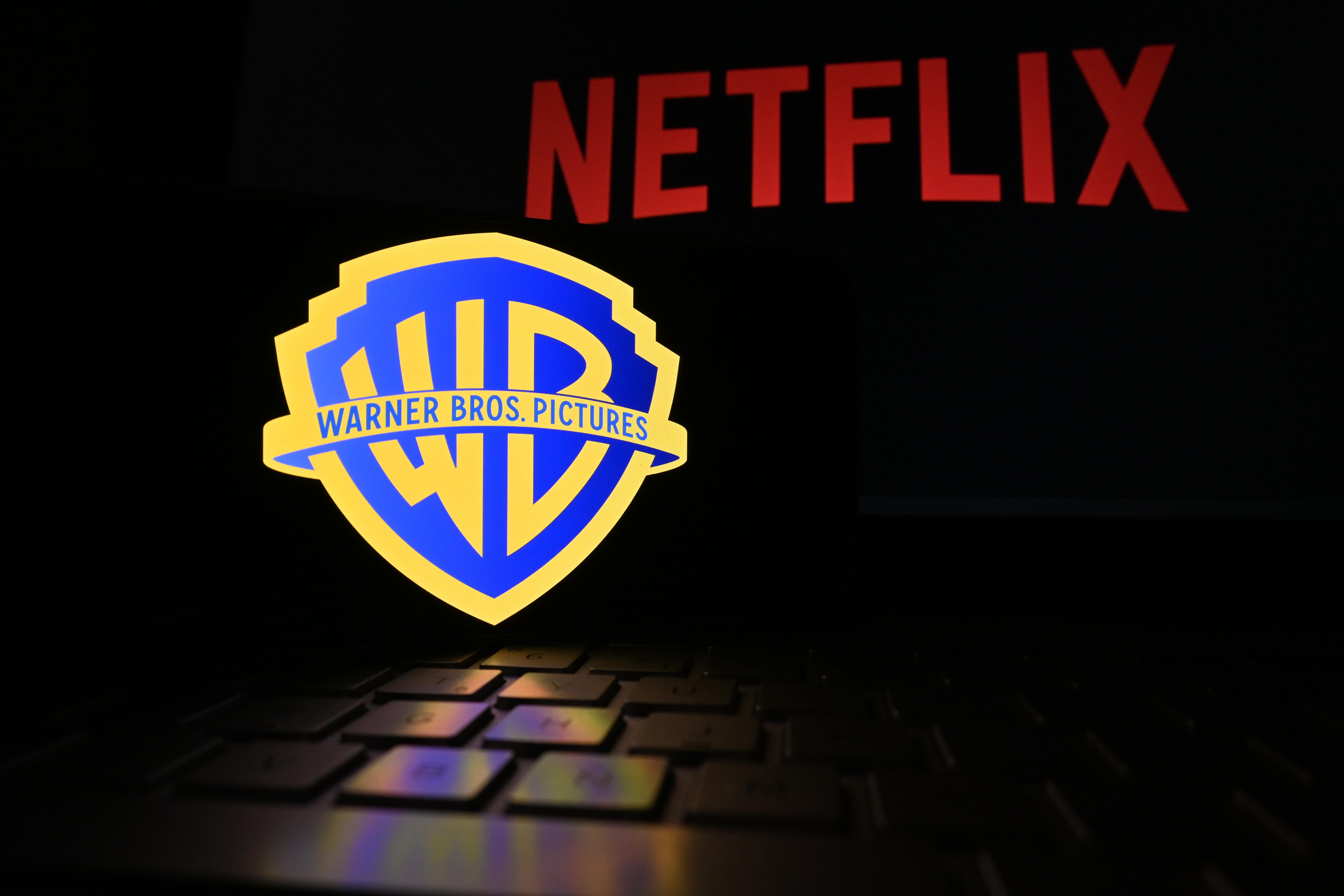 Los logotipos de Netflix y Warner Bros aparecen en la pantalla. Netflix y Warner Bros. estÃ¡n en conversaciones con respecto a los acuerdos de adquisiciÃ³n. Nueva York U.S 23.12.2025