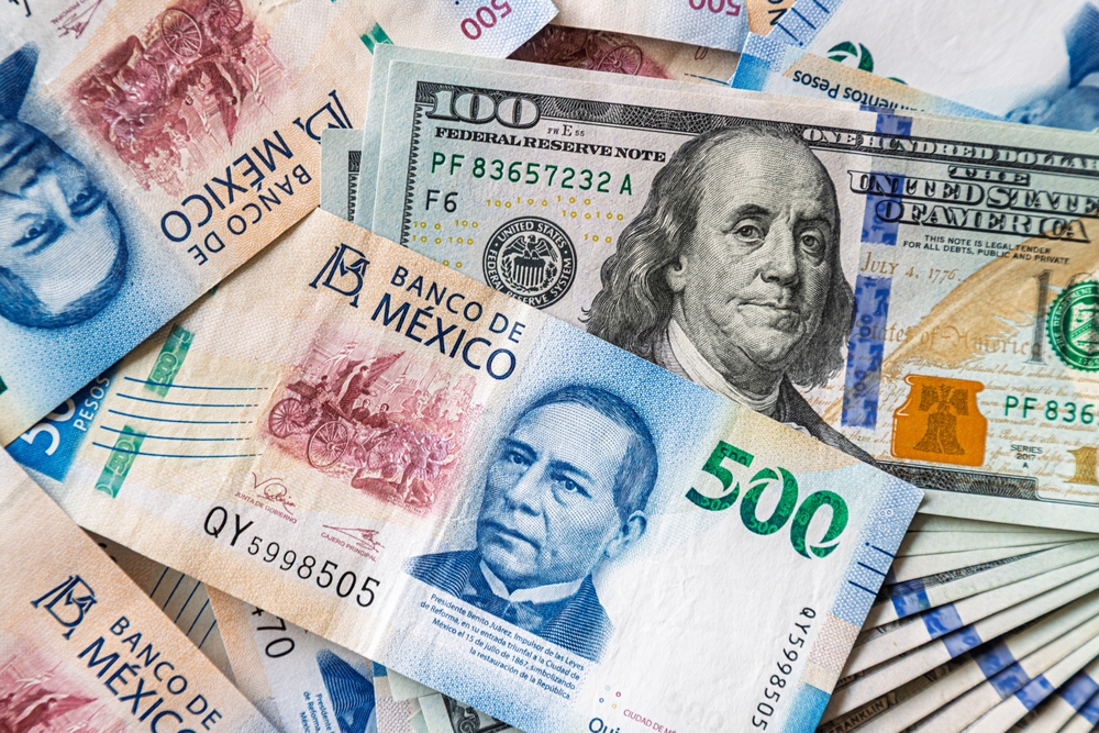 Varias notas de dolares y peso mexicano