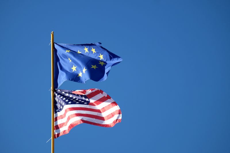 Imagen de las banderas de Estados Unidos y la UE en un artÃ­culo sobre la bolsa hoy