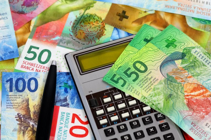 Imagen de una calculadora rodeada de francos suizos