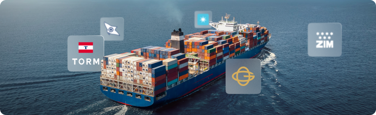 Kapal kontainer besar di laut dikelilingi logo perusahaan pelayaran besar seperti ZIM, TORM, dan Maersk, menggambarkan saham pelayaran publik di pasar freight global