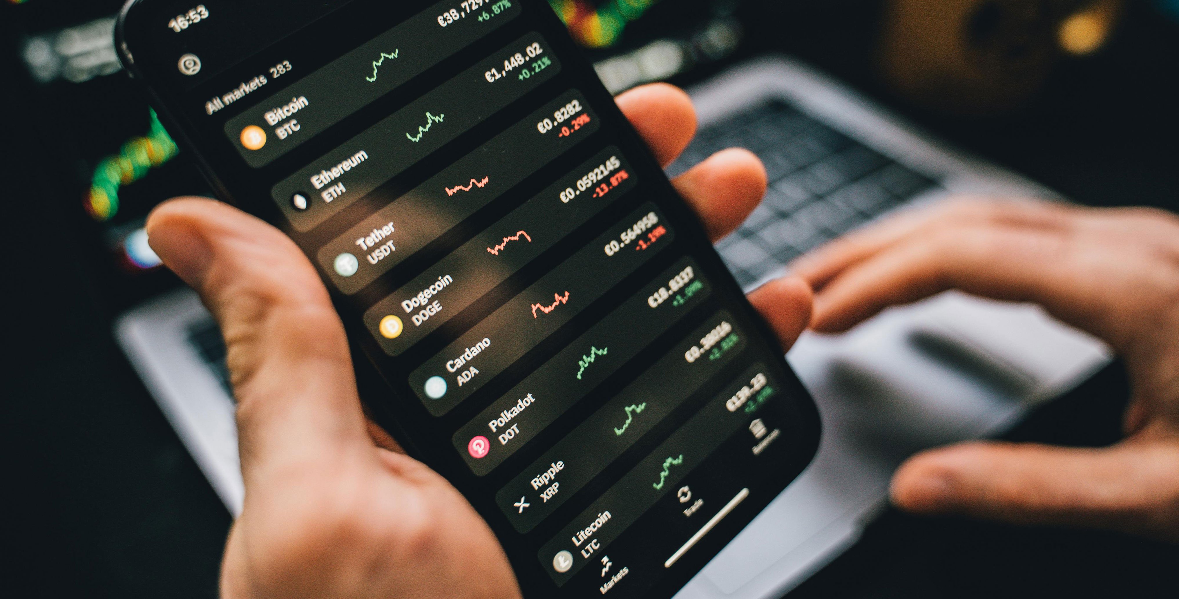 EcrÃ£ de smarphone a mostrar investimentos em diferentes criptomoedas